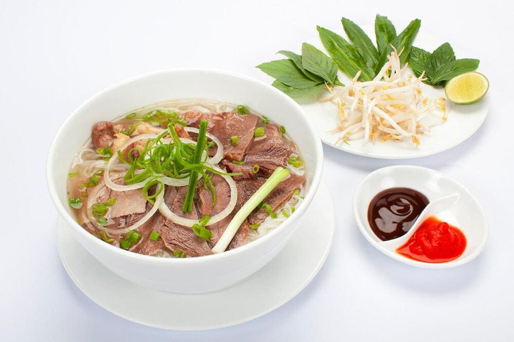 Phở b&ograve; thơm lừng, b&aacute;nh phở mềm, ăn k&egrave;m rau thơm v&agrave; nước d&ugrave;ng trong ngọt